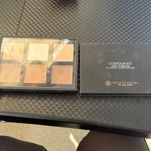 Anastasia Beverly Hills Light to Medium Contour Kit